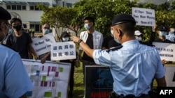 被控偷渡的12港人的亲属在政府飞行服务队外抗议。(2020年10月8日)