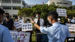 被控偷渡的12港人的亲属在政府飞行服务队外抗议。(2020年10月8日)