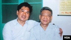 Cố Tổng bí thư Lê Khả Phiêu (phải) cùng luật sư Cù Huy Hà Vũ (ảnh do ông Vũ cung cấp)