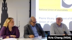 无国界记者英国行动干事莫尔丝(左)、国际记者联盟前主席布梅拉(中)与英国全国记者联盟主席维卡里(右)出席传协记者会。(美国之音郑乐捷)