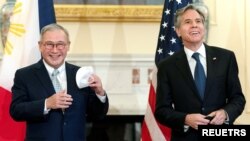 资料照片:2021年9月9日,美国国务卿布林肯在华盛顿会晤到访的时任菲律宾外交部长洛钦(左)。(路透社照片)