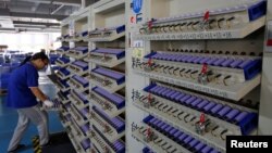 资料照:中国东莞一家工厂生产电动汽车的电池。(2017年9月20日)