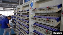 资料照:中国东莞一家生产电动汽车电池的工厂(2017年9月20日)