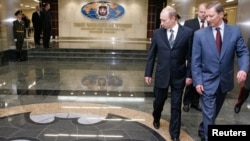 资料照片-俄罗斯总统普京(左)和时任国防部长伊万诺夫(右)参观位于莫斯科的格鲁乌(GRU)军事情报总部大楼。(2006年11月8日)