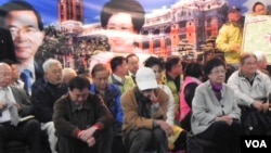 台湾前副总统吕秀莲(右一)为营救陈水扁举行无限期绝食。(美国之音许波拍摄)