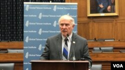 美国众议员夏伯特2019年5月22日在国会山“我们的青春,在台湾”纪录片放映会讲话(美国之音锺辰芳拍摄)