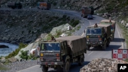 资料照:一支印度陆军车队在印控克什米尔斯利那加东北部地区的公路上行驶。(2020年9月9日)