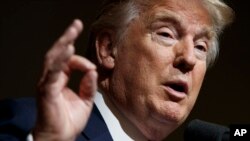 共和党总统候选人川普8月10日在维吉尼亚州的一个竞选集会上讲话。