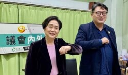 港人国际商会主席冼宇程出席民主党前主席刘慧卿主持的网台节目表示,港府无权向第三国要求不承认BNO护照。 (美国之音/汤惠芸)