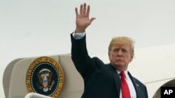 川普总统在他在新泽西州贝德敏斯特的川普全国高尔夫球度过周末之后,在新泽西州的莫里斯镇登上“空军一号”专机返回华盛顿。(2018年7月22日)