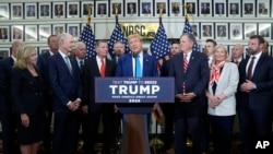 ရီပတ်ဘလီကန်သမ္မတကိုယ်စားလှယ်လောင်း သမ္မတဟောင်းဒေါ်နယ်ထရမ့်ပ်က နိုင်ငံလုံးဆိုင်ရာ ရီပတ်ဘလီကန်အထက်လွှတ်တော်ကော်မတီမှာ သတင်းထောက်တွေနဲ့ တွေ့ဆုံစဥ်။ (ဇွန် ၁၃၊ ၂၀၂၄)