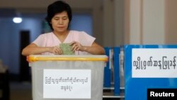 ၂၀၁၂ ကြားဖြတ်ရွေးကောက်ပွဲတုန်းက ဆန္ဒမဲပေးနေစဉ်