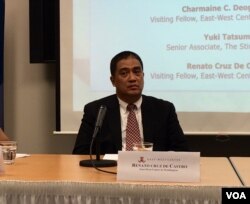 菲律宾德拉萨大学国际问题研究中心教授雷纳托·克鲁兹·德·卡斯特罗(Renato Cruz De Castro)在东西方中心华盛顿分部的一个研讨会上。