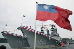 资料照:台湾国旗在两艘美制基德级驱逐舰前飘扬