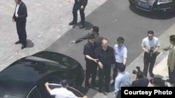 江泽民走下汽车,据说是2017年5月28日访问上海科技大学(微博图片的一部分)