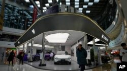 资料照片:北京一家购物中心内展出的中国电动车。(2024年1月9日)