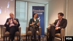 从左至右:自由之家主席拉根,美国笔会中心言论自由项目主任卡勒卡和“正义研究会”创始人兼总裁普雷希特星期四在“自由之家”举办的“香港目前面临的挑战和民主未来”研讨会上。(美国之音杨明拍摄 2016年2月25日)
