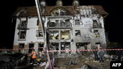 Зруйнованих готель у Харкові 11 січня 2024 року. Фото: SERGEY BOBOK/AFP