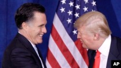 2012年2月2日,川普在记者会上宣布支持共和党总统候选人罗姆尼之后,迎接罗姆尼