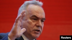 资料照:坎贝尔在北京举行的一个有关中国发展的论坛上讲话。 (2019年3月23日)