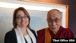 2014年2月21日,时任美国国务次卿兼西藏事务特别协调员莎拉•休厄尔与西藏精神领袖达赖喇嘛举行会晤。
