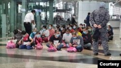 တရားမဝင်အလုပ်သမားများနဲ့ ထိန်းသိမ်းရေးစခန်းက အကျဉ်းသားများကို နေရပ်ပြန်ပို့တဲ့ မြင်ကွင်း။ (ဓာတ်ပုံ - မြန်မာလူမှုကူညီရေးအသင်း(မလေးရှား) - အောက်တိုဘာ ၁၅၊ ၂၀၂၀)