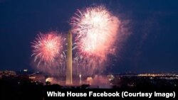 资料照:每年的美国独立日首都华盛顿都要举办烟花晚会。