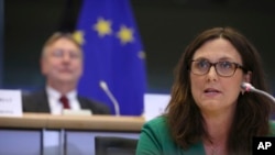 欧盟贸易专员塞西莉亚•马尔姆斯特姆(右)