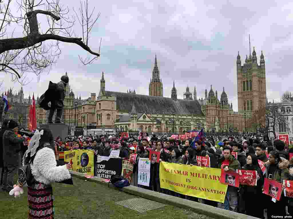 ယူကေနိုင်ငံ လန်ဒန်မြို့တော်မှာ ဒီနေ့ကျင်းပတဲ့ စစ်တပ်အာဏာသိမ်း ၄ နှစ်ပြည့် ဆန့်ကျင်ဆန္ဒပြပွဲ မြင်ကွင်း။ ဖေဖေါ်ဝါရီ ၁၊ ၂၀၂၅ (Photo credit: NUG office, UK)