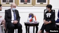 法国外交部长勒德里昂(Jean-Yves Le Drian)2021年11月24日与印尼外长会晤(路透社)