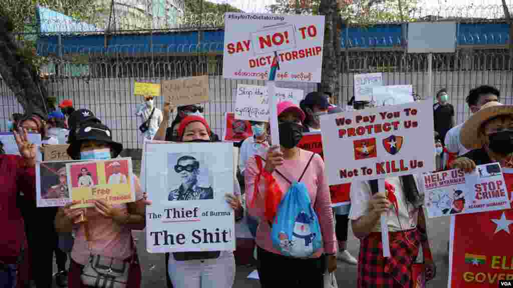 ဘရူနိုင်းသံရုံးနဲ့ ရုရှားသံရုံးရှေ့မှာ တွေ့ရတဲ့ စစ်အာဏာသိမ်း ဆန့်ကျင် ဆန္ဒပြ မြင်ကွင်း။