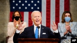 拜登总统在美国众议院议事厅对参众两院联席会议发表演说。(美联社 2021年4月28日)