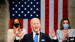 拜登总统星期三对国会参众两院联席会议发表讲话。后面是副总统哈里斯(左)和议长佩洛西(右)。