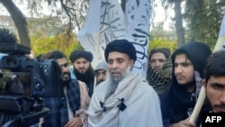 被美国囚禁的阿富汗战士汗·穆罕默德(中)经由换囚获释，他在返抵阿富汗后向媒体发表讲话。(法新社：2025年1月21日)