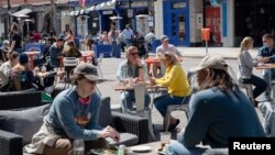 资料照片:随着新冠疫情限制措施的放松,人们在密歇根州安娜堡的一家餐馆用餐。(2021年4月4日)