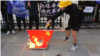 港人在中国驻英大使馆前烧五星红旗 使馆称已报警