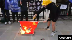 多名香港人2020年10月1日在中国驻英国大使馆前示威(取自推特)