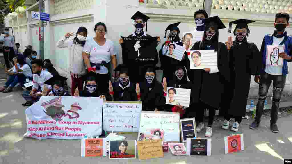 ဘရူနိုင်းသံရုံးနဲ့ ရုရှားသံရုံးရှေ့မှာ တွေ့ရတဲ့ စစ်အာဏာသိမ်း ဆန့်ကျင် ဆန္ဒပြ မြင်ကွင်း။