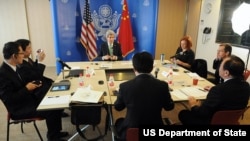 美国前国务卿克里在中国会见包括张贾龙在内的中国网络作家(美国国务院网站照片)