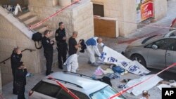 Ізраїльські експерти біля тіл убитих палестинських нападників у Єрусалимі