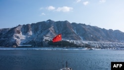 从中国边境城市丹东一侧看到的鸭绿江和对岸的朝鲜。(2018年1月10日)