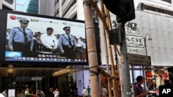 香港的电视屏幕显示薄熙来出庭受审场面。(8月22日)