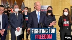 美国国会共和党联邦参议员斯科特2022年1月24日在国会山召开记者会,呼吁各界在2022冬季奥运会期间关注中国人权侵犯问题。(美国之音记者李逸华拍摄)