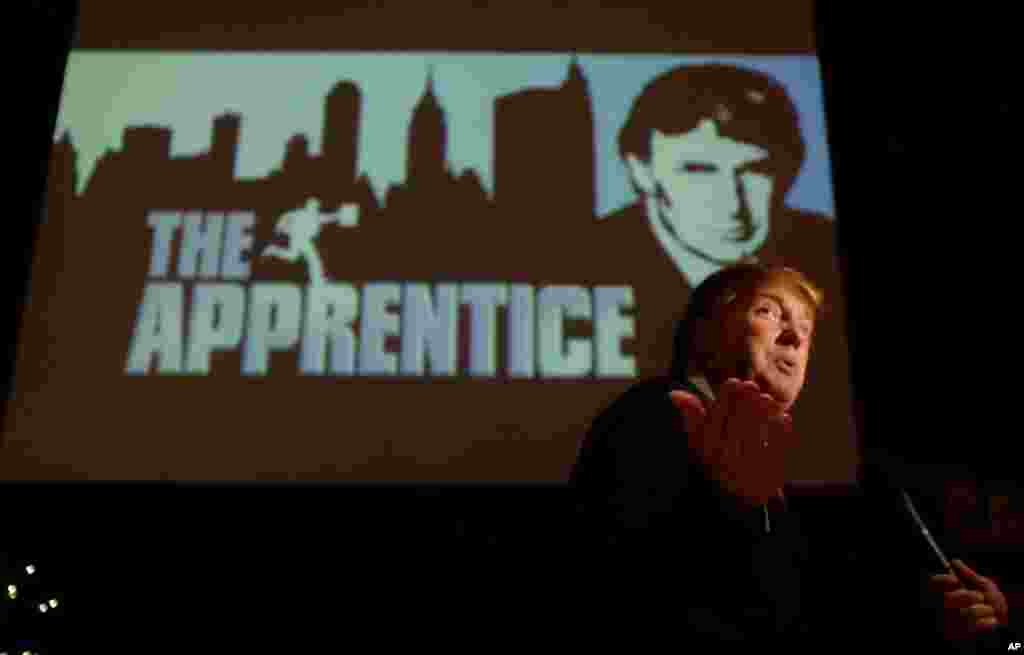 2004年7月9日,美国电视节目《名人学徒》(The Celebrity Apprentice)主持人唐纳德·川普在好莱坞环球制片厂接受采访