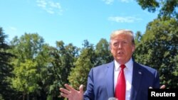 美国总统特朗普在华盛顿白宫南草坪向记者发表讲话。(2019年8月21日)