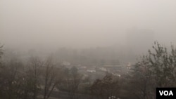 2015年12月1日11时许,北京朝阳门至建国门路段天色晦暗。(美国之音叶兵拍摄)