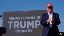 特朗普的竞选团队表示,美国情报官员告知特朗普伊朗对其暗杀企图。特朗普7月在宾州一场集会活动上遭射击,目前尚无迹象表明伊朗参与此事件。(美联社:2024年7月13日)