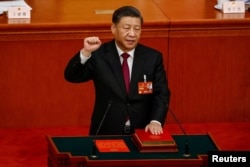 中国领导人习近平在北京人大会堂宣誓连任国家主席。(2023年3月10日)