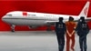 人权组织保护卫士图示中国警察押送境外中国人返回中国。(图片来自保护卫士)