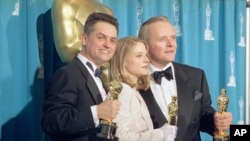 1992年5月31日,在《沉默的羔羊》获得多项奥斯卡奖后,导演乔纳森·德米(左)与演员朱迪·福斯特和安东尼·霍普金斯手握小金人接受拍照。